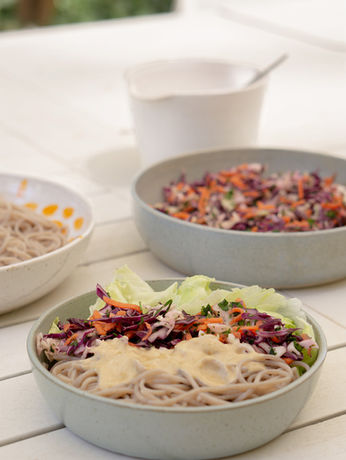 אטריות סובה קרות עם סלט כרוב ברוטב שומשום