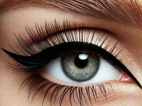 ¿Cómo aplicar el delineador para que los ojos se vean más grandes?