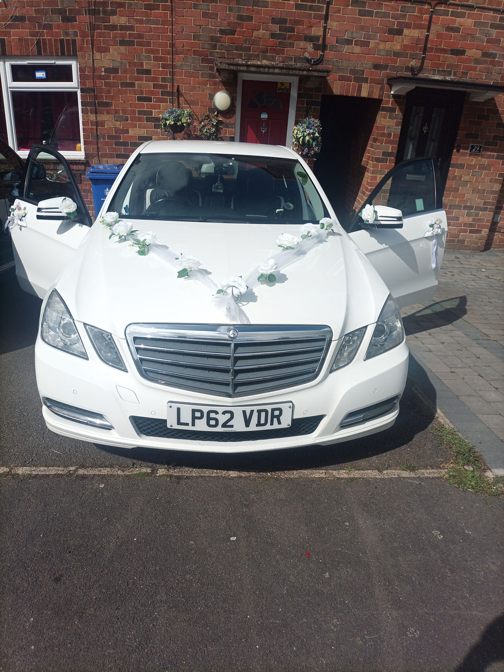 Clive’s Luxury Wedding Car Service – Elegant Chauffeur Hire Across Milton Keynes, Buckinghamshire, Northamptonshire & Bicester