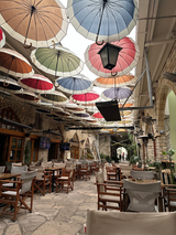 Restaurant in Altstadt Limassol mit vielen bunten Schirmen