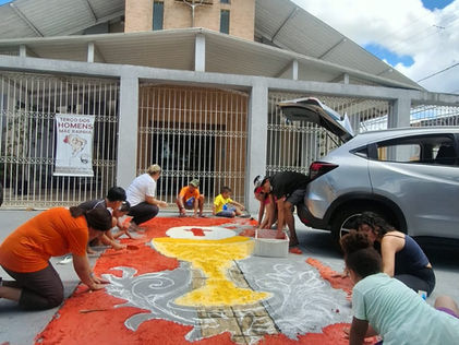 Mãos que Preparam o Caminho: O Mistério da Eucaristia no Tapete de Corpus Christi
