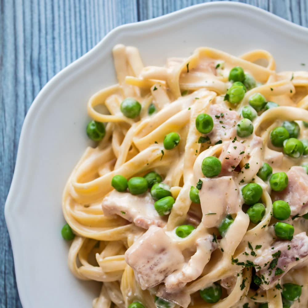 Ham with Alfredo sauce and peas - feeds 2