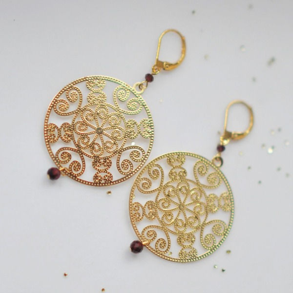 boucles d'oreilles estampe filigranée grenat facetté rouge fait main créatrice genève suisse