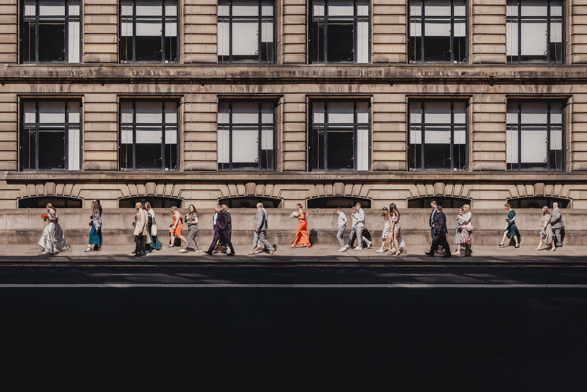an alternative wedding group photo in the centre of Glasgow