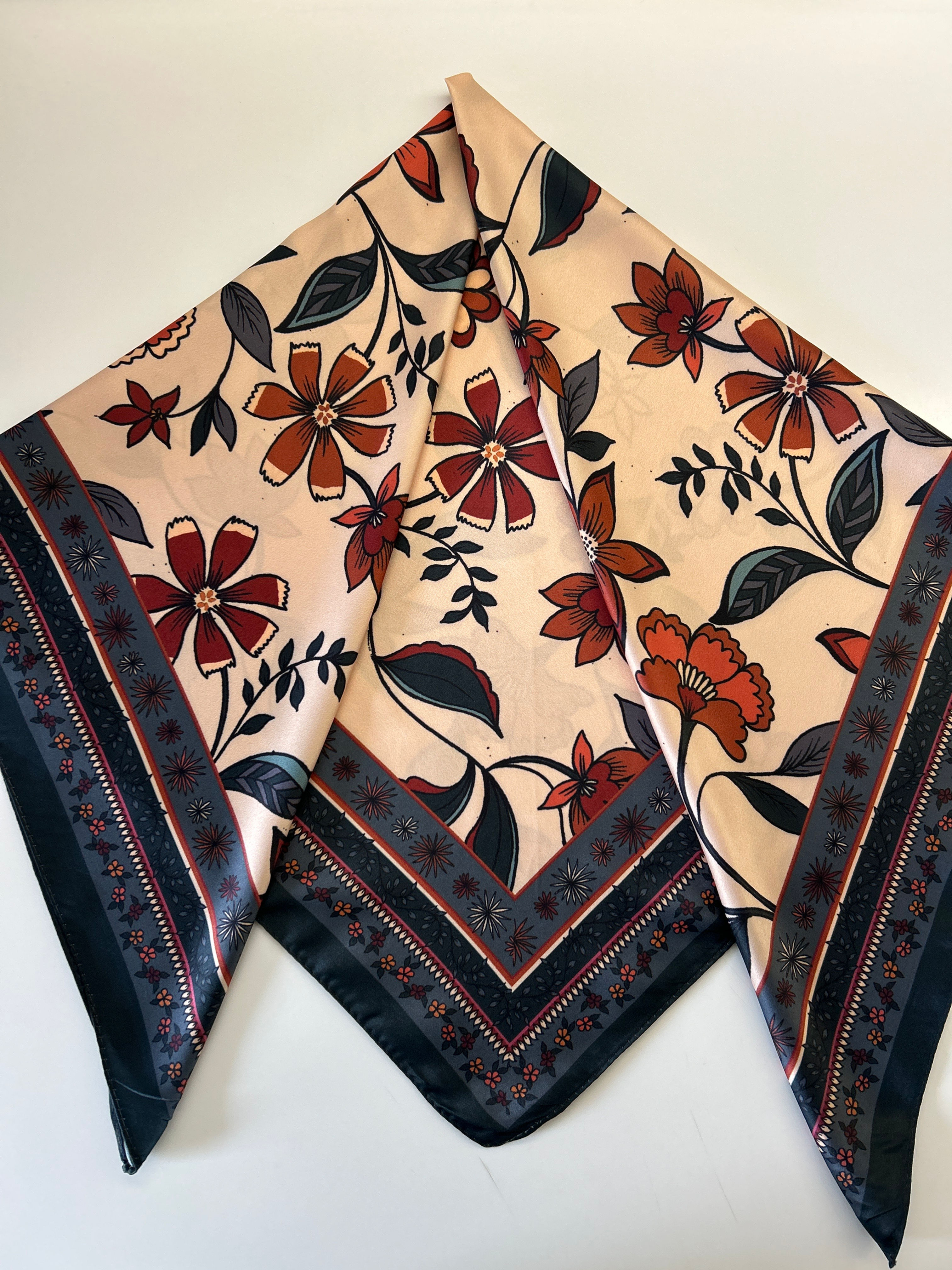 Sonbahar Esintisi Çiçekli Fular