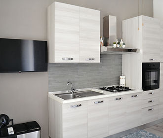 Cucina arredata di una casa vacanza a Napoli in Italia
