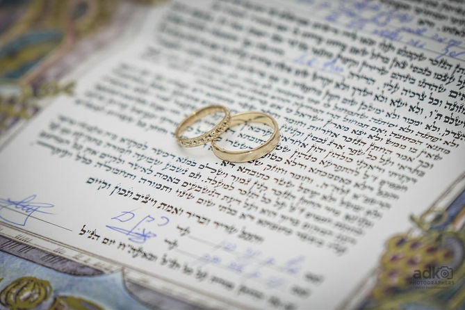 בצילומי חתונה בצפון הארץ, כולל אזור עכו, נהריה וחיפה, רגעים סמליים כמו כתובה וטבעות זוכים לתיעוד מיוחד. התמונות מוסיפות עומק ומשמעות לאלבום החתונה וממחישות את החיבור בין המסורת לאהבה