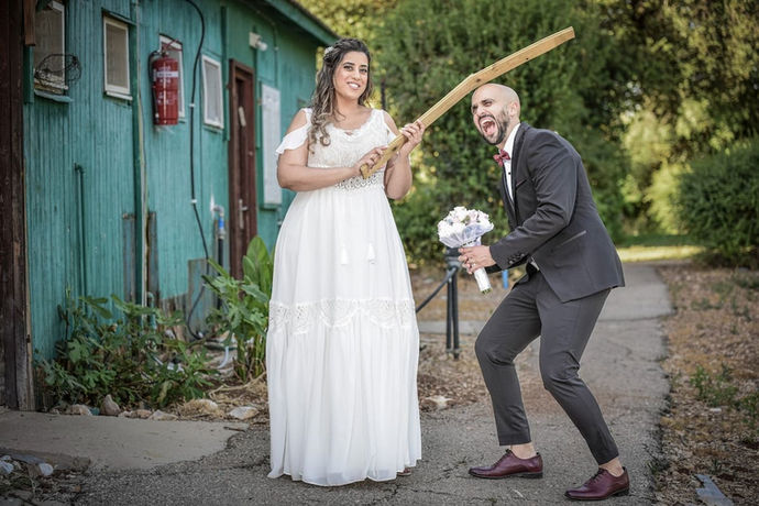 בצילומי חתן וכלה בצפון הארץ, באזור חיפה והקריות, אפשר לשלב רגעים קלילים והומוריסטיים שמוסיפים חום ואופי לאלבום הזוגי. סצנות מצחיקות כאלה יוצרות זיכרונות בלתי נשכחים ומעניקות לצילום חתונה אווירה אישית ומיוחדת