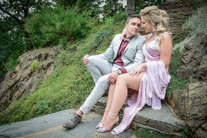 צילום טבעי של חתן וכלה באווירה ירוקה ופסטורלית. הגן מעניק תחושת רוגע ורומנטיקה, ומתאים במיוחד לתיעוד רגעים אינטימיים ומיוחדים ביום החתונה.