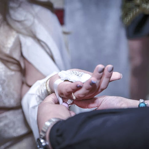 צילום חינה מקצועי בצפון, בחיפה ובקריות – תיעוד מסורתי מרגש הכולל צילום תפאורה, משפחות, כניסת הזוג, טקס הברכות ומריחת החינה. תמונות איכותיות שמשמרות את הצבעים, השמחה והמסורת לנצח. צלם חינה בצפון לאירוע בלתי נשכח.