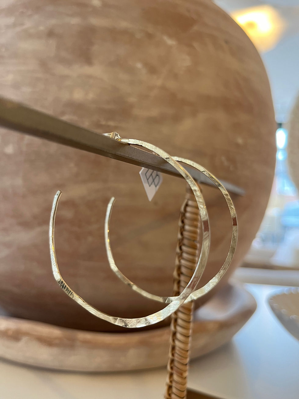 Thumbnail: Platte gehamerde oorringen 
