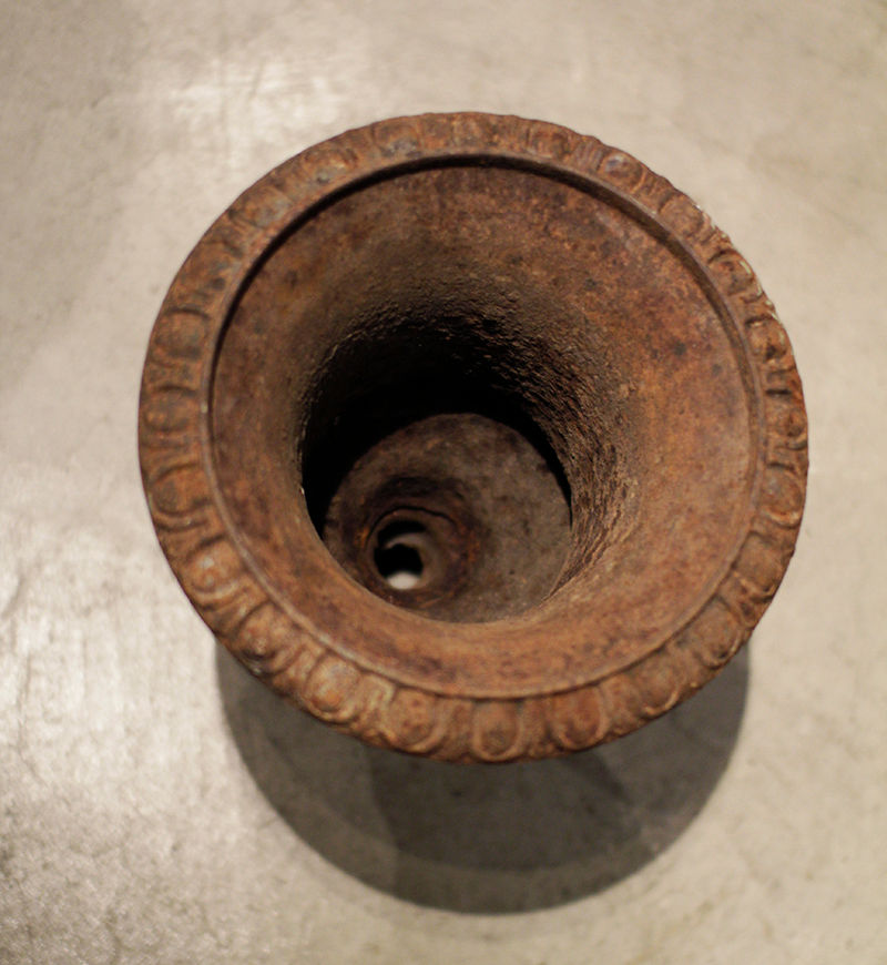 サムネイル： Flower Base Iron   |  鋳鉄製のフラワーベース 190127