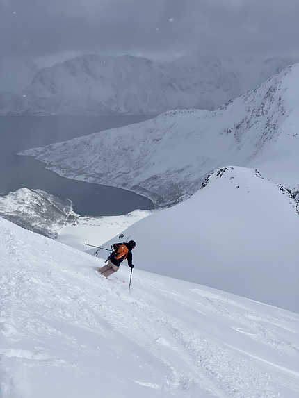Sarah skiing steep (back).HEIC