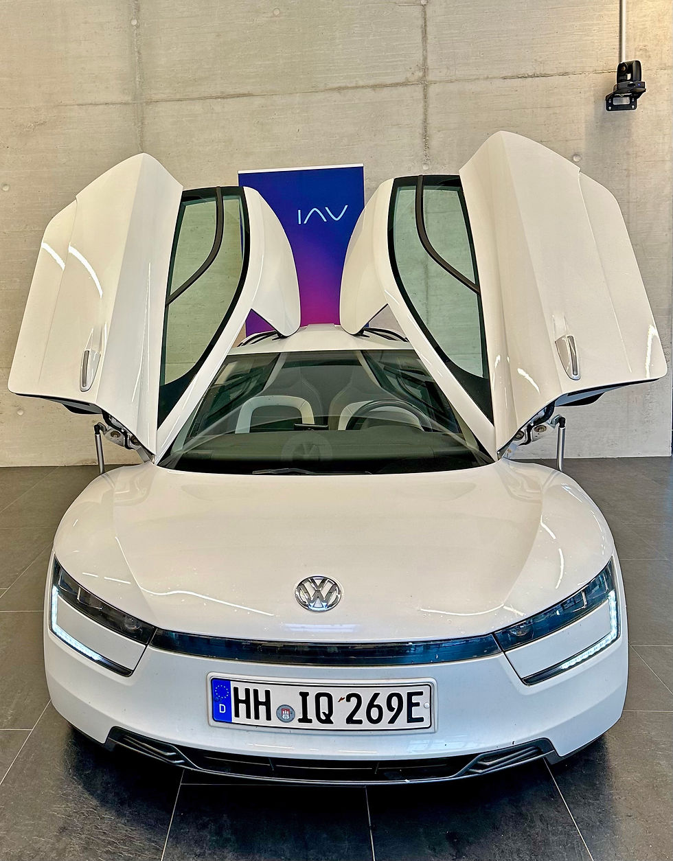 Früher Plug-in-Hybrid Der einstige VW-Vordenker Ferdinand Karl Piëch ließ am Projekt Niedrigverbrauchsfahrzeug ab 2014 technikaffine Kundschaft mit dem XL 1 teilhaben. Bild: IAV