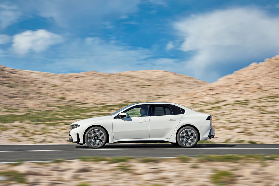 Sportlich elegant - Im Vergleich zu früheren Modellen wirkt die Limousine der Mittelklasse gedrungener und dadurch kraftvoller. Foto: BMW