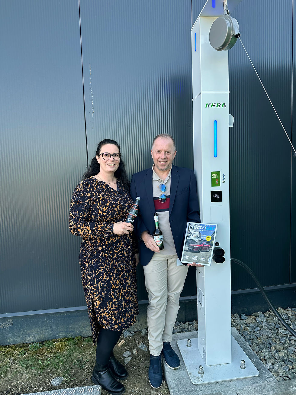 electricar in der Braucommune: Franziska Pointner, CEO des CDA Verlags, und Key Account Manager Johannes Edl. Foto: Keba