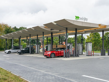 Strom statt warten: Wie neue Hochvolt-Technik E-Autos langstreckentauglich macht