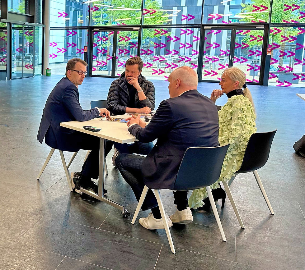 AutoQuartett in Gifhorn IAV-Chef Astalosch und CTO Sinning im Gespräch mit den electricar-Reportern Krogh und Bohlig (von links). Bild: BeHonest