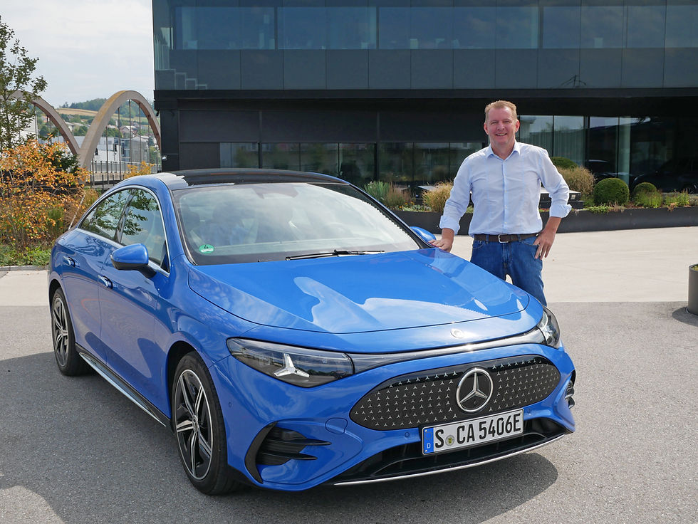 Im Praxistest: electricar-Chefredakteur Armin Grasmuck fährt den neuen Mercedes-Benz CLA 250+ mit EQ-Technologie. Foto: CDA Verlag GmbH (Armin Grasmuck)
