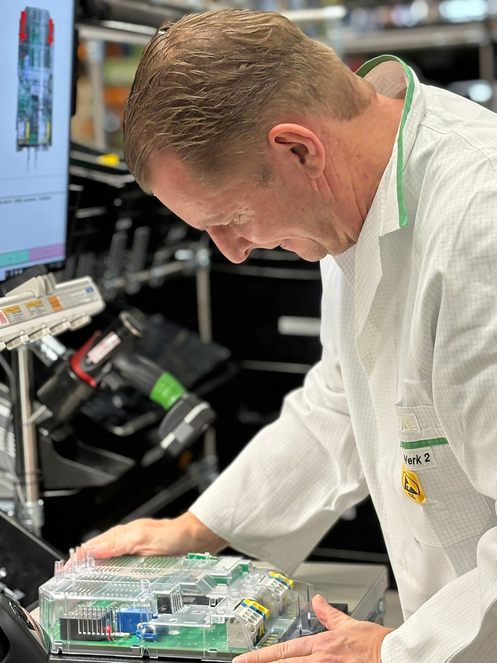Handarbeit 2.0: Jede Bauphase wird vom Computer vorgegeben und von künstlich intelligenten Assistenten überwacht. Foto: Keba