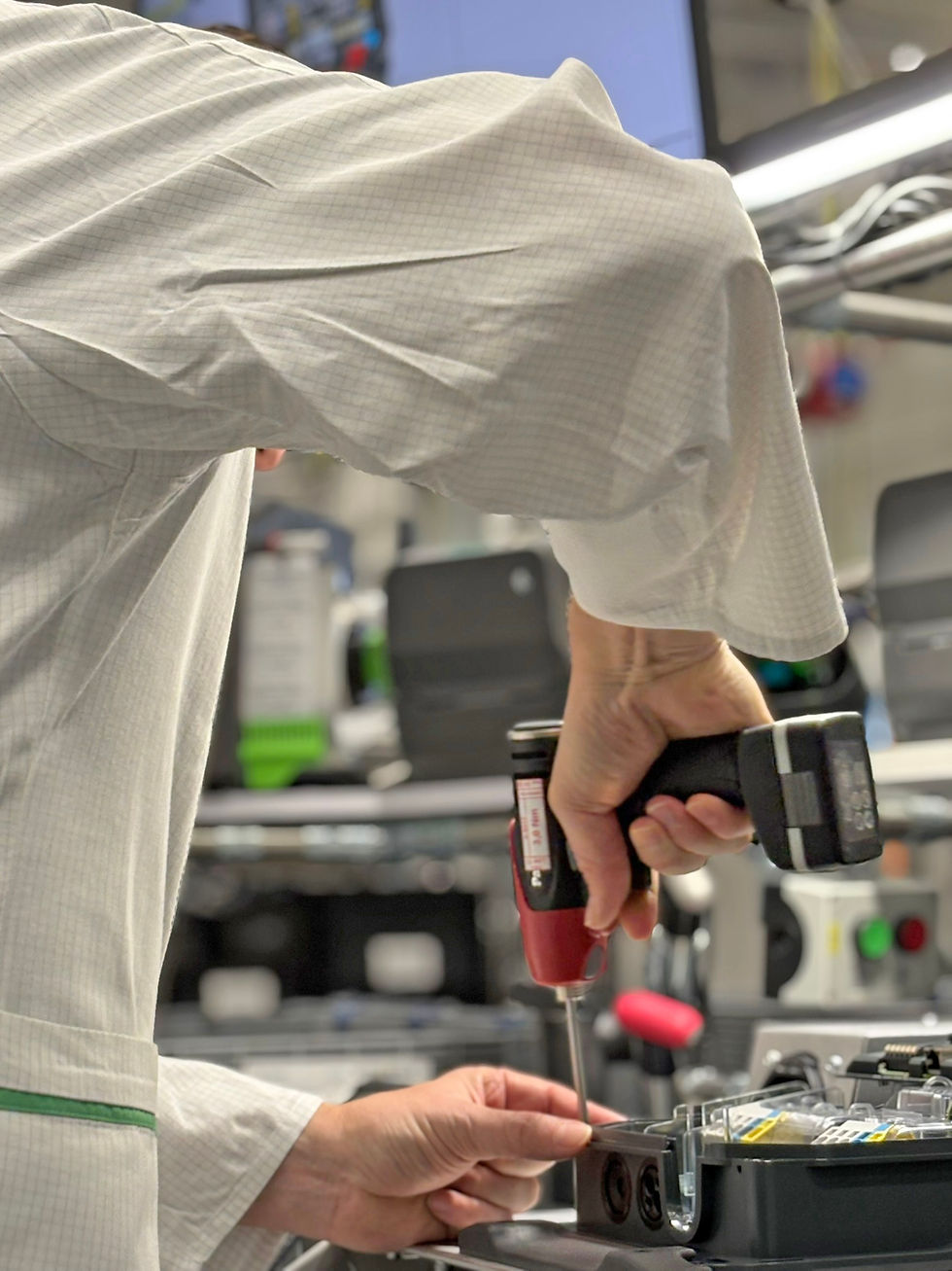 Sieht einfach aus, erfordert höchste Konzentration: das Fixieren der modularen Steuerplatine, im Fachjargon Mainboard, mit dem Akkuschrauber. Foto: Keba