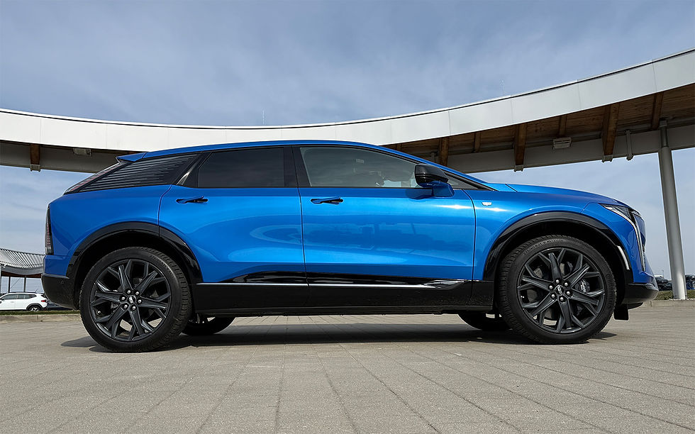 Typisch SUV - Die Motorhaube ist mittellang, flach die Windschutzscheibe, die Dachlinie fällt leicht nach hinten ab. Sind die Rücksitze umgeklappt, beträgt das Ladevolumen im Kofferraum bis zu 1340 Liter. Bild: CDA Verlag GmbH (Armin Grasmuck)