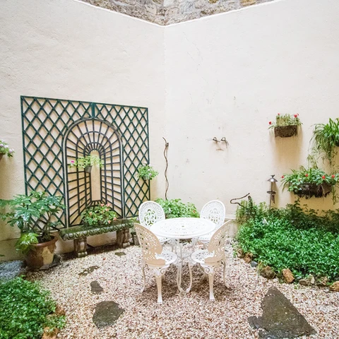 Cour (1) - Format Carré.webp