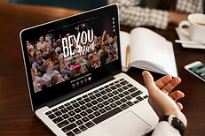 macbook-pro-mockup-featuring-people-at-a-meeting-2320-el1 (1).png