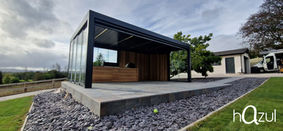 pergola bioclimatica con cortina de cristal