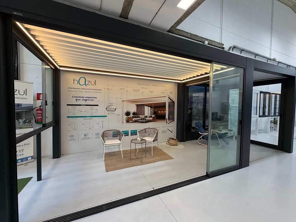 Exposición de HAZUL en Boadilla del Monte con pérgola bioclimática y cortinas de cristal
