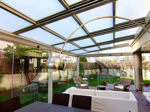 Descubre las ventajas de las terrazas con cortinas de cristal.