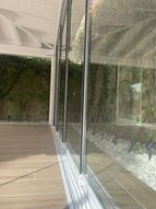 PERGOLA DE MADERA LACADA + CORTINA DE CRISTAL ACRISTALIA - CHALET ARAVACA