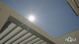 pergola bioclimatica con cortina de cristal