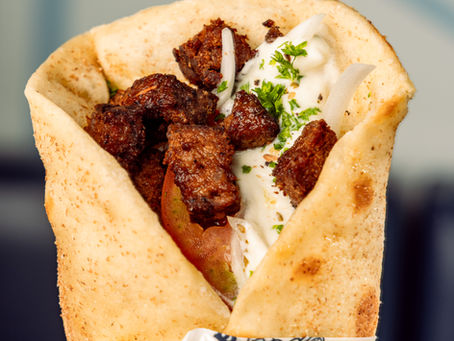 Un delicioso gyro de pollo, pernil o kefte. Pruébalos en Athens Pizza