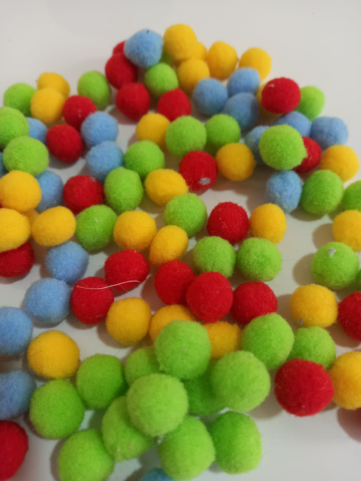 Pacote com 100 pompons 10mm cores variadas