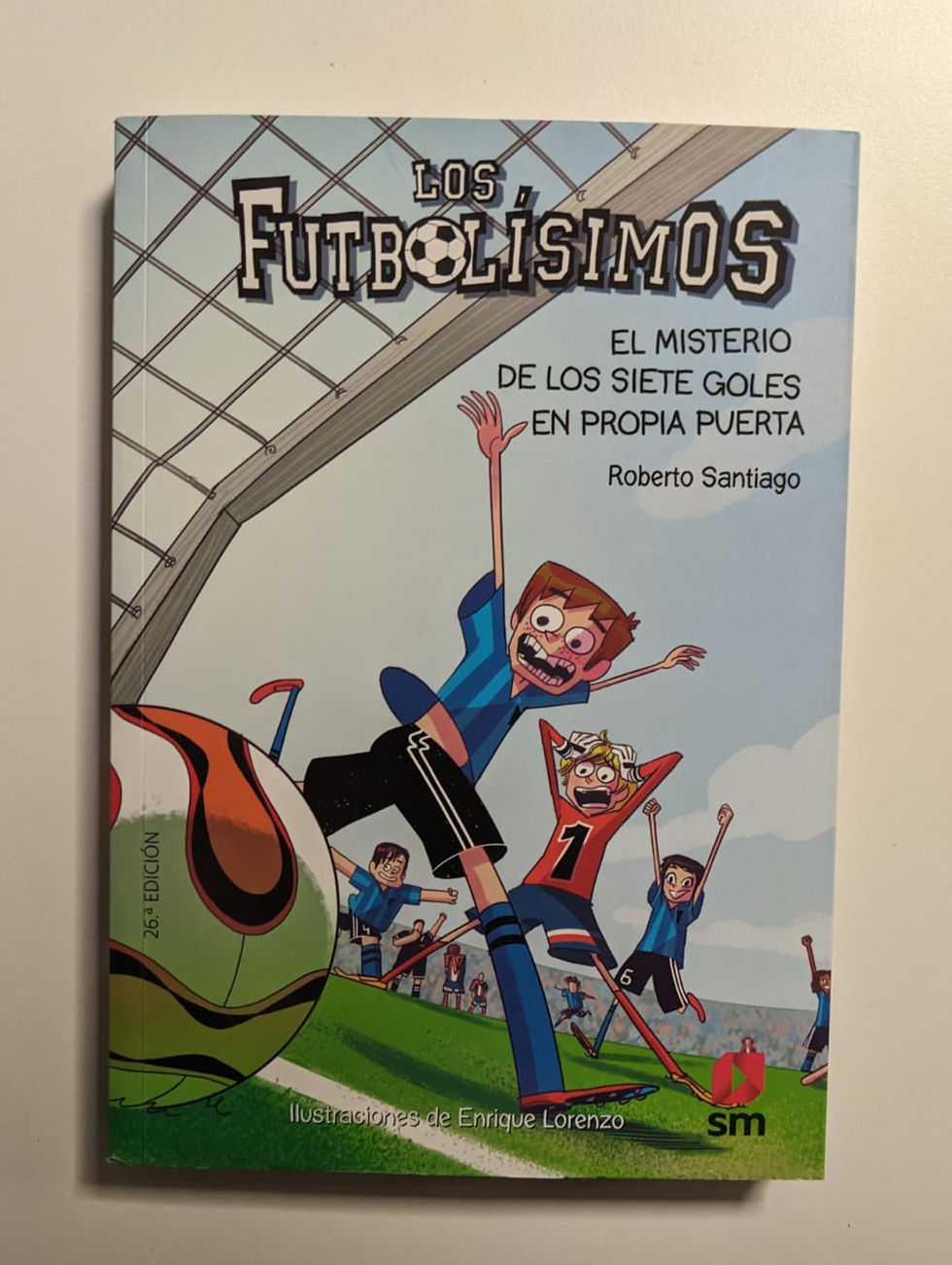 El misterio de siete goles en propia puerta. Santiago, Roberto. Los libros del abuelo, tu librería solidaria.