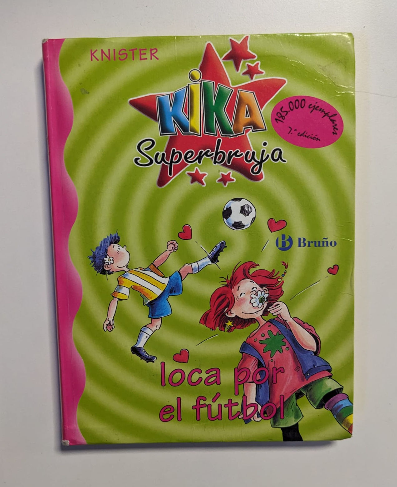 Kika Superbruja loca por el fútbol. Knister (Ludger Jochmann). Los libros del abuelo, tu librería solidaria.