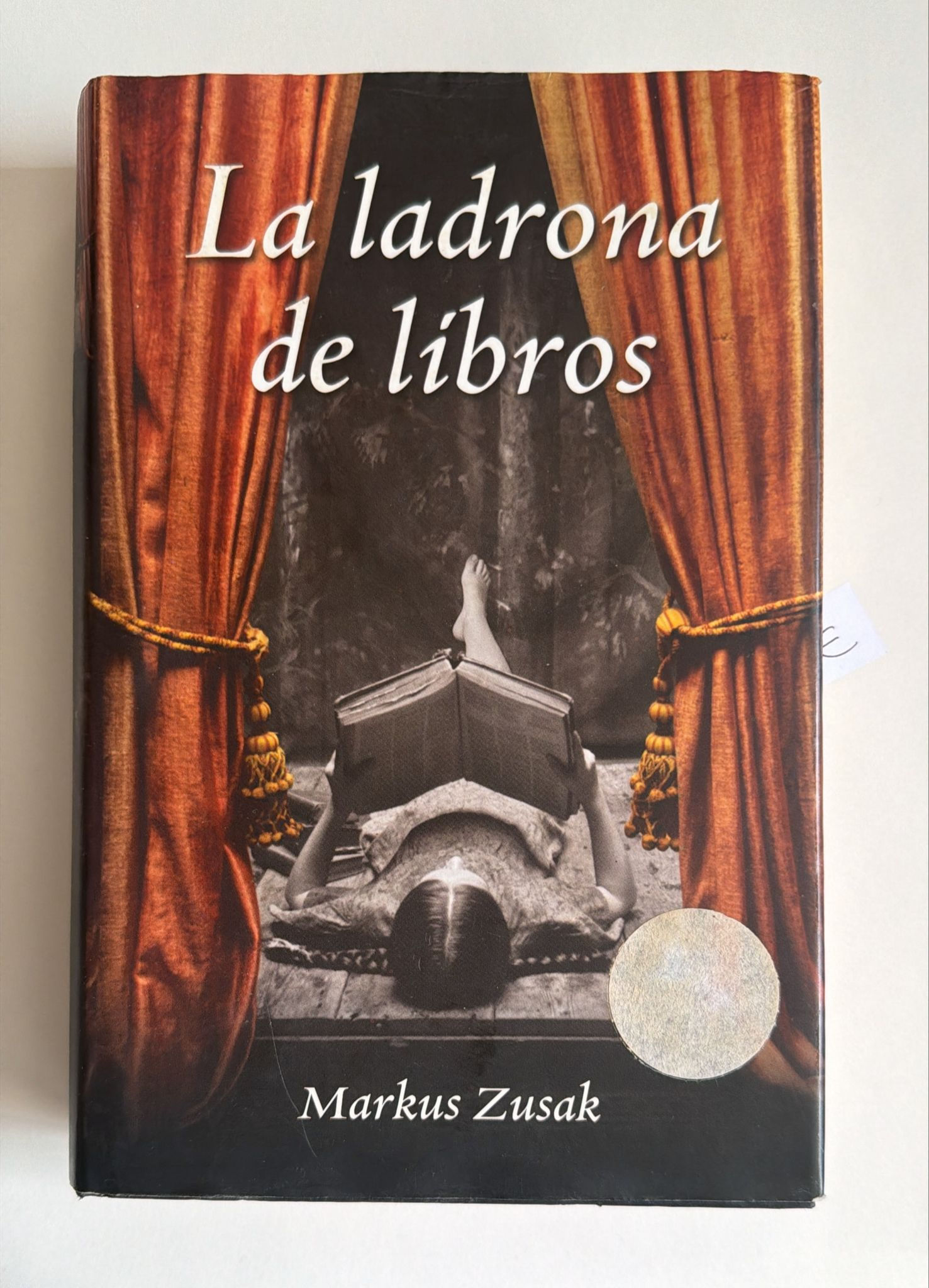 La ladrona de libros.  Zusar. Los libros del abuelo, tu libreria solidaria.
