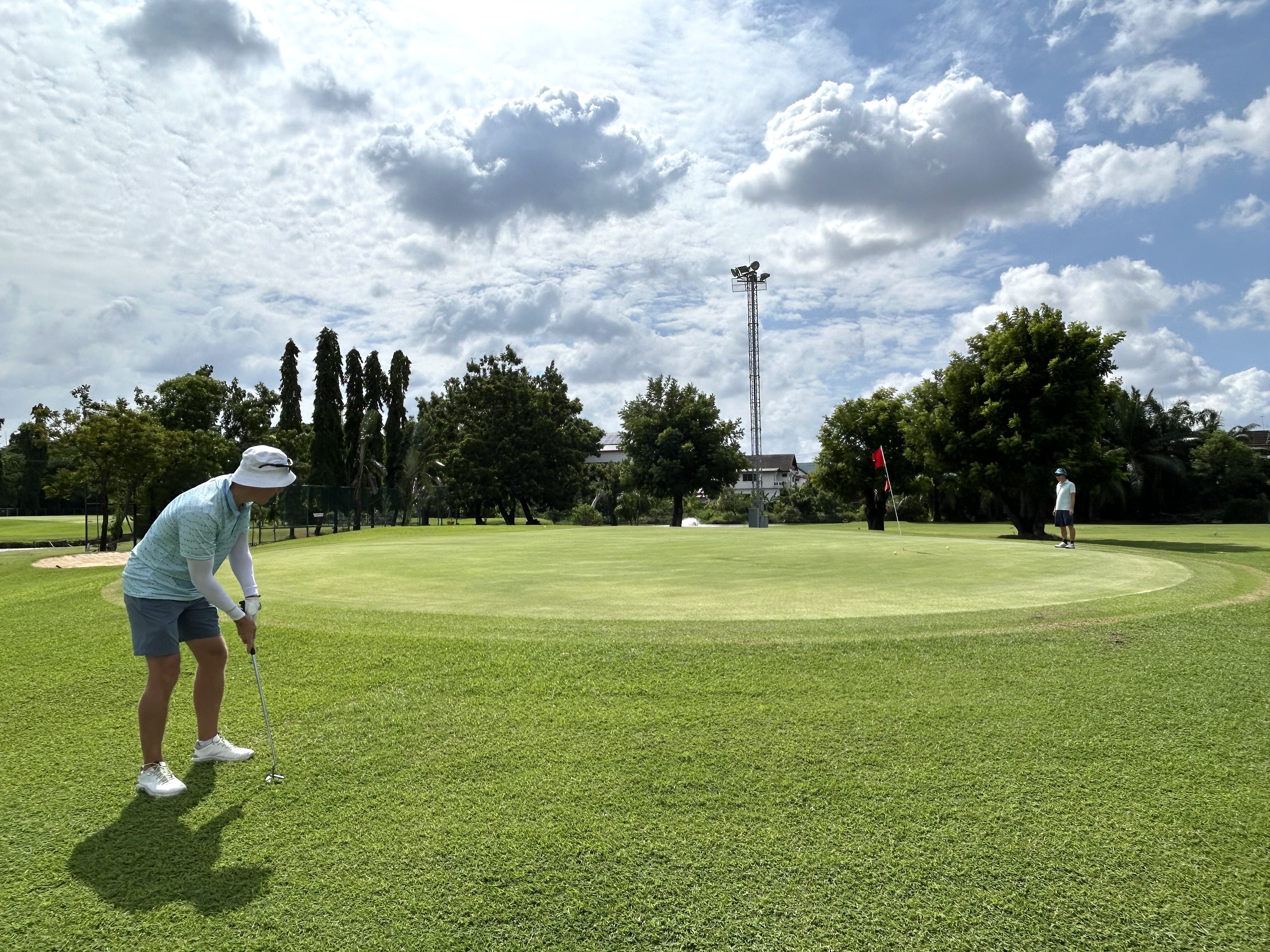 Bangkok golf host player putting