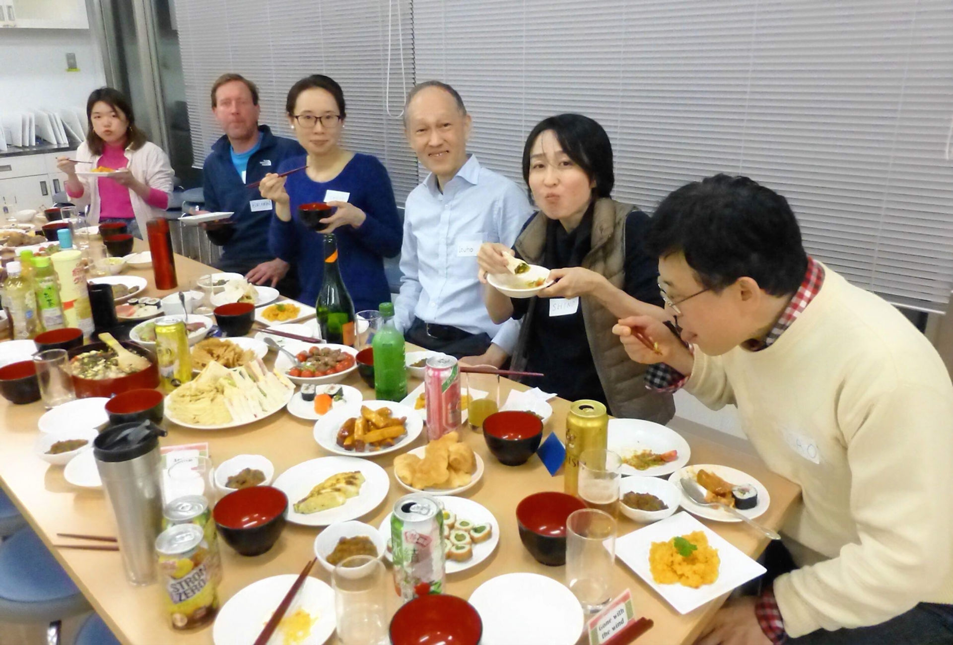 それぞれに持ち寄った料理を堪能しました