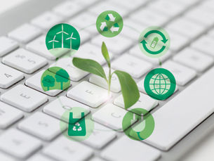 Planta crescendo entre teclas de teclado branco com ícones verdes de sustentabilidade, como reciclagem e energia limpa. Atmosfera eco-friendly.