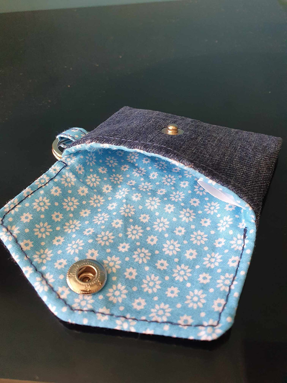 Miniaturbild: Innenansicht auf das hellblaue Innenfutter mit weißen Blüten