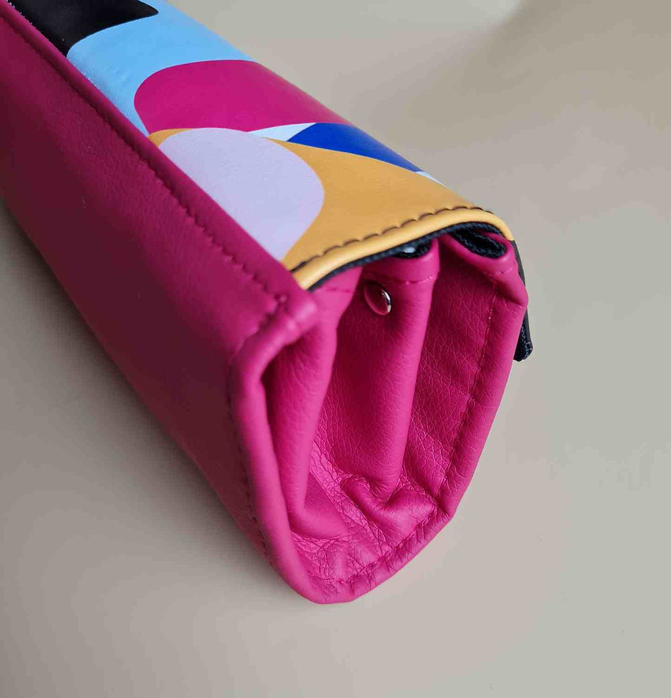 Miniaturbild: Detailaufnahme der hochwertigen Verarbeitung des handgefertigten Damen-Portemonnaies.