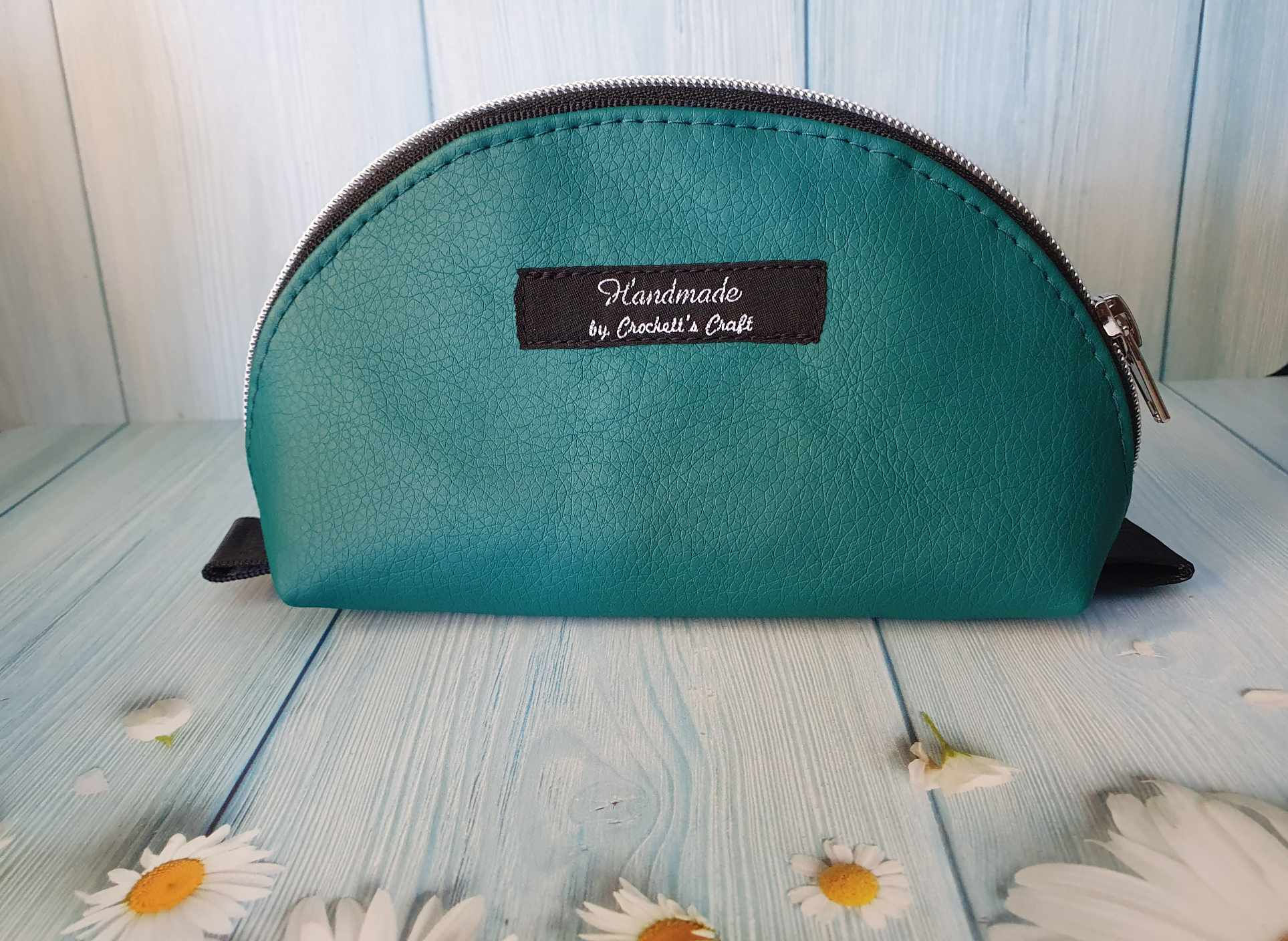 Frontansicht der smaragdgrünen Kosmetiktasche