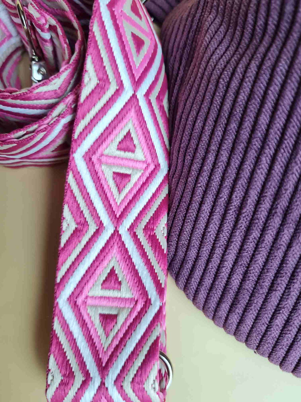 Miniaturbild: Lila Bauchtasche Damen aus Cord mit pink gemustertem Tragegurt, handgemacht