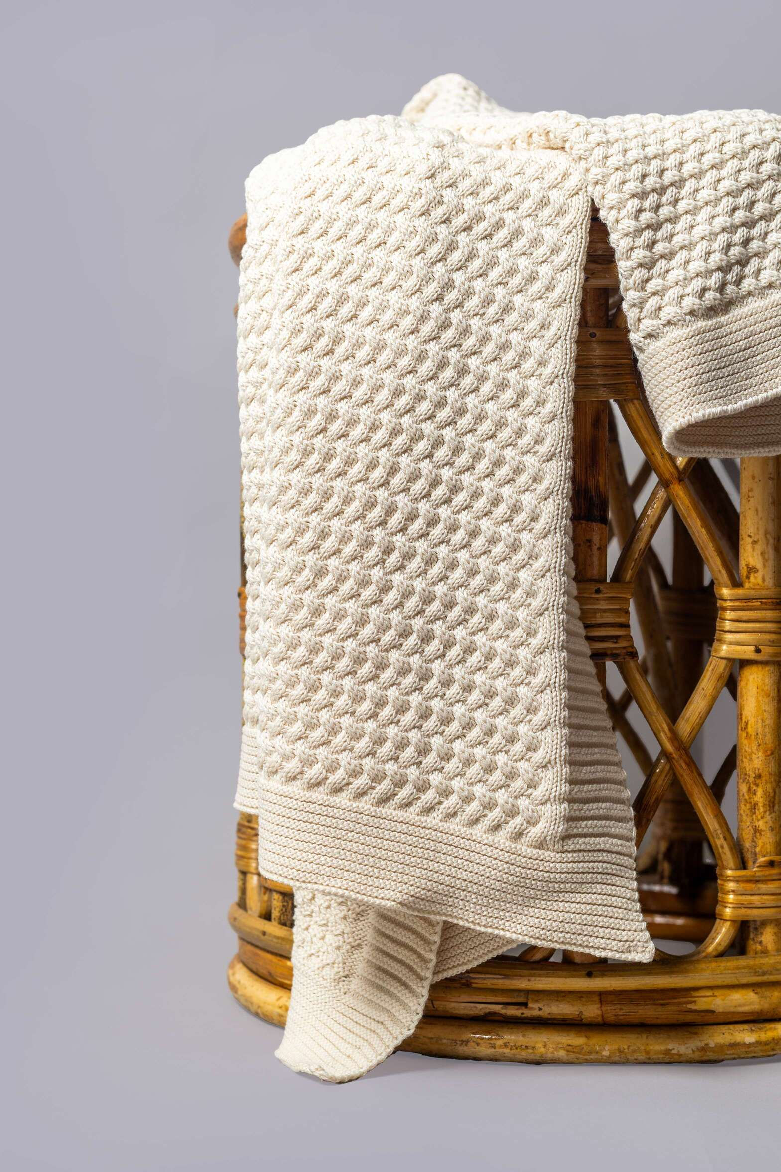 Couverture pour bébé en coton BIO posée pour voir le tombé