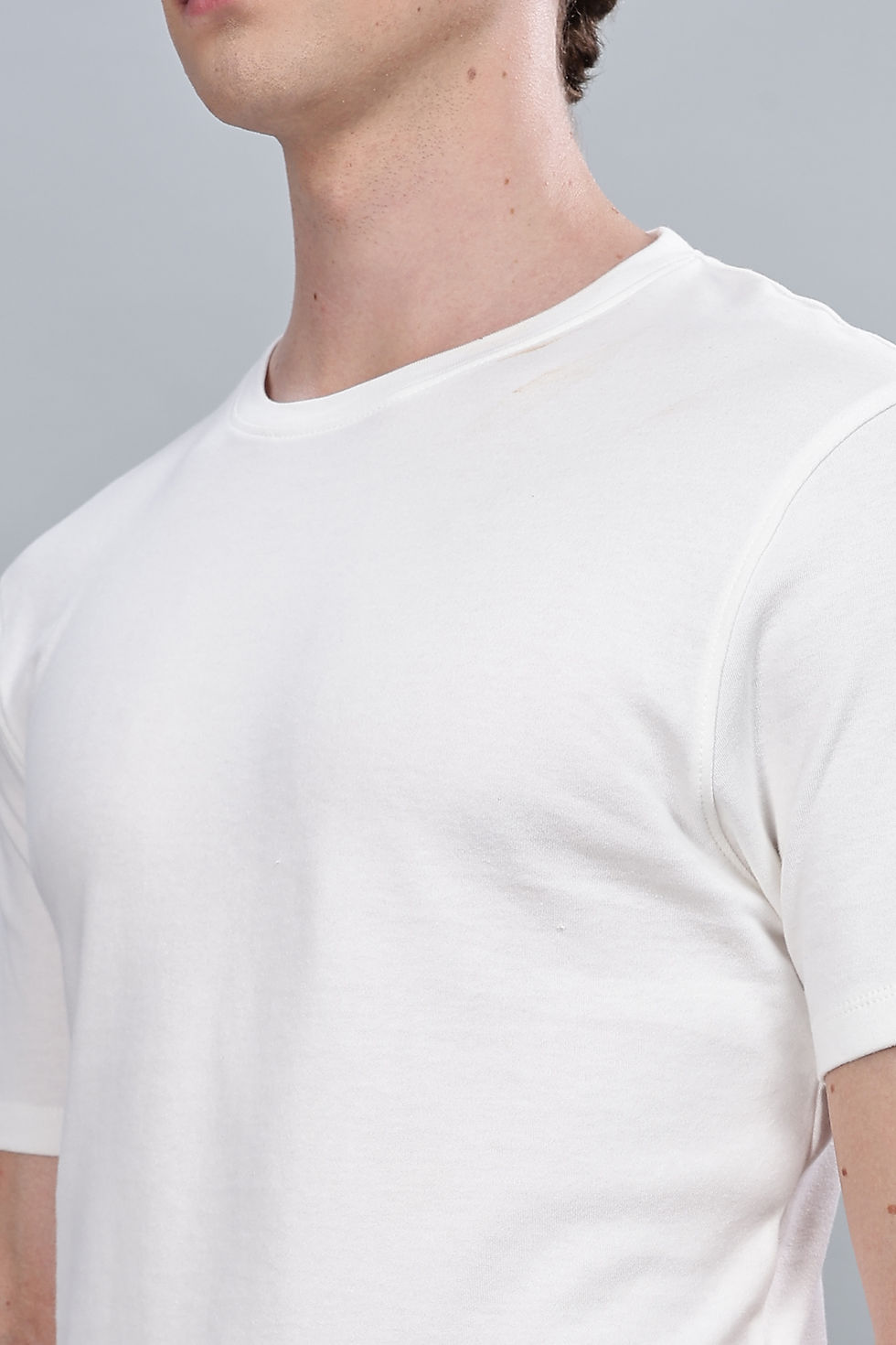 Miniature : buste d'homme montrant la qualité du t-shirt de tissu nature