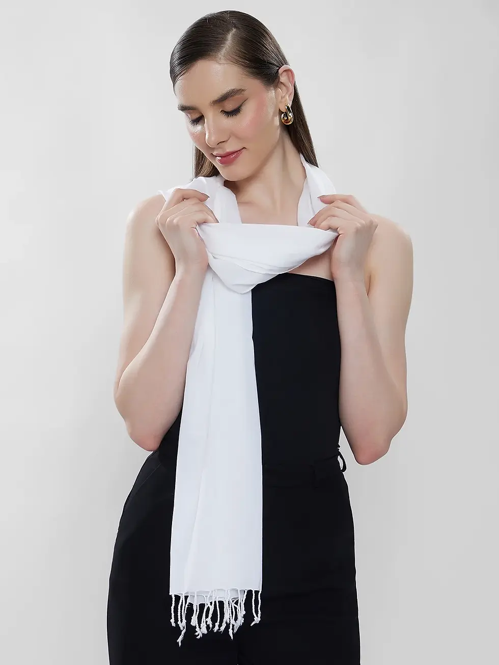 Miniature : femme portant l'écharpe légére 100% voile de coton de chez tissu nature