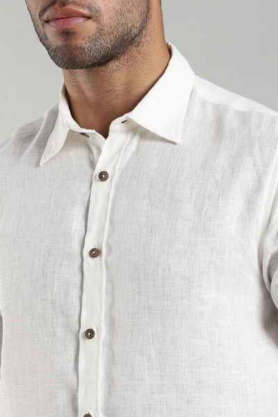 Miniature : détails de l'encolure de la chemise en lin manches longues