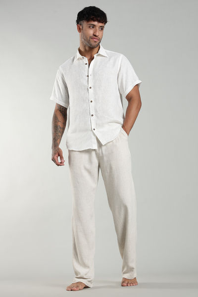Miniature : homme de face de loin portant la chemise en lin de chez tissu nature